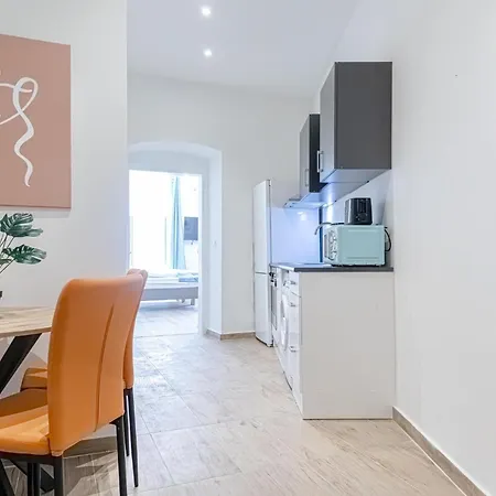 Cost Effective Life 1br In Classic Building