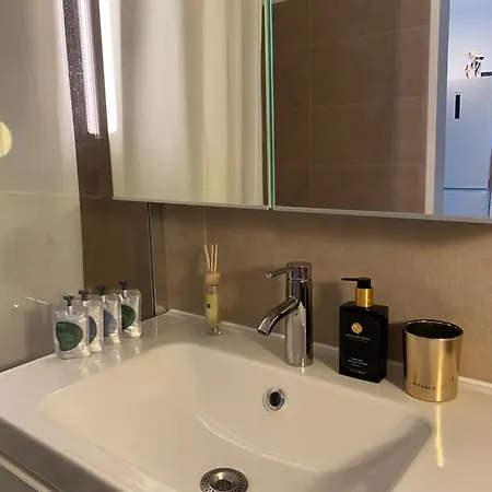Central Comfort Cozy One-bedroom With City Views * Vienna