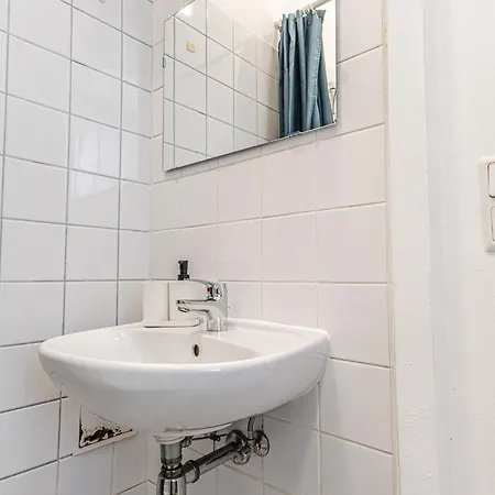 Bright 1br 10 Min From Heart Of Apartment *