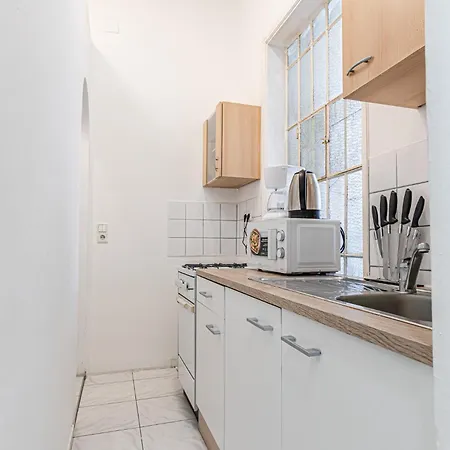 Bright 1br 10 Min From Heart Of Apartment