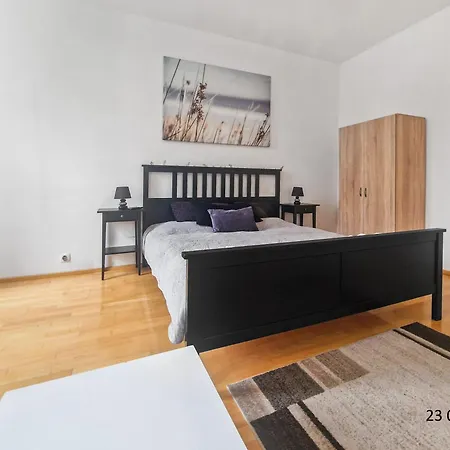Three-bedroom Delight, King-size Beds Apartment *