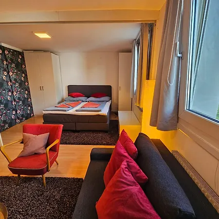 Yuki's Place - Un-vic, Danube And Subway Near To Downtown