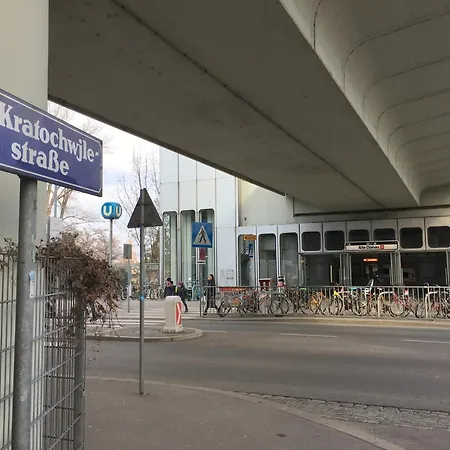 Yuki's Place - Un-vic, Danube And Subway Near To Downtown *