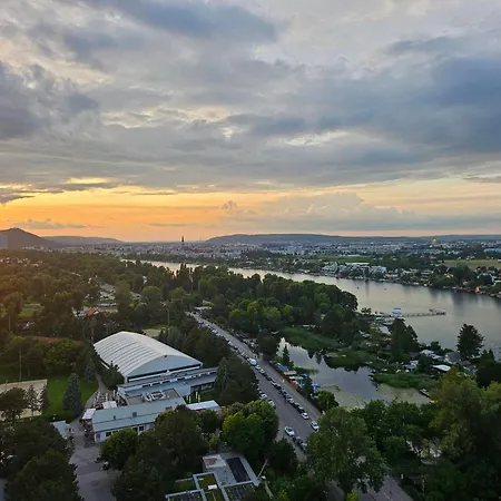 Yuki's Place - Un-vic, Danube And Subway Near To Downtown Apartment *