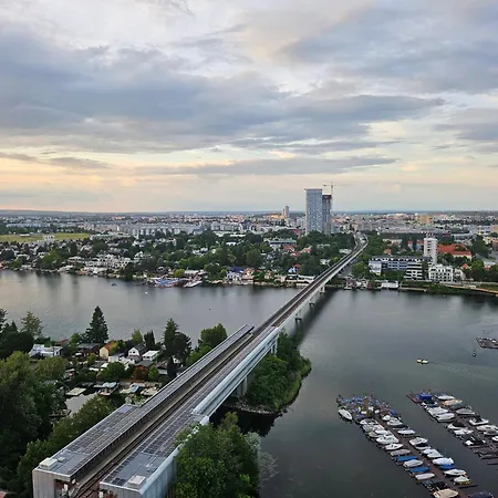 Yuki's Place - Un-vic, Danube And Subway Near To Downtown Apartment *