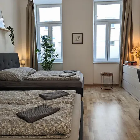 Renovated - 10 Min To Center *