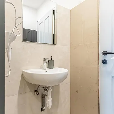 Wiener Stadthalle Boutique - Ideal For Couples
