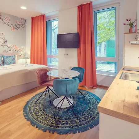 Jungle Apartment *
