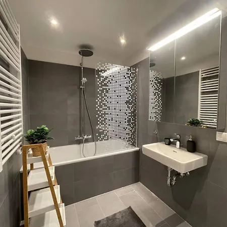 Rooftop Modern With Free Parking *