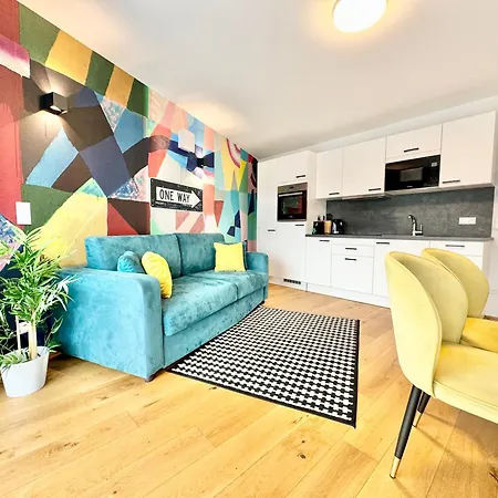 Designer Mit Balkon Apartment