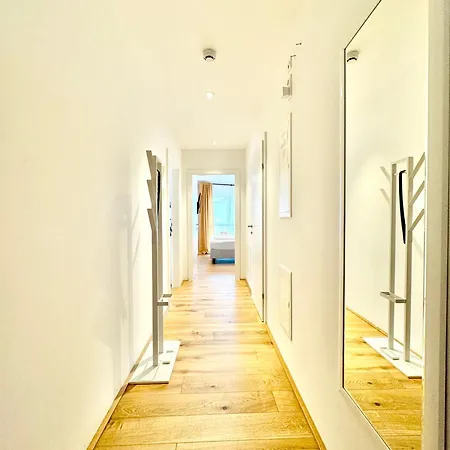 Designer Mit Balkon Apartment