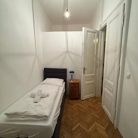 Apartment Centrally-located Authentic *