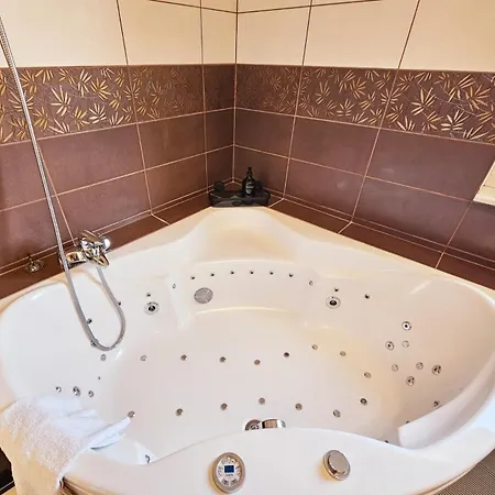 With Pool - Big Garden - Barbecue - Free Parking