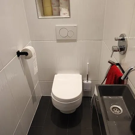 With Unique 40m2 Garden & Self Check In Apartment Vienna