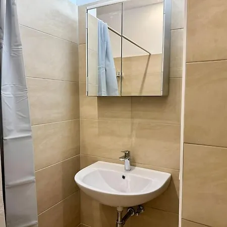 70 M2 Calm & Quiet With Free Parking