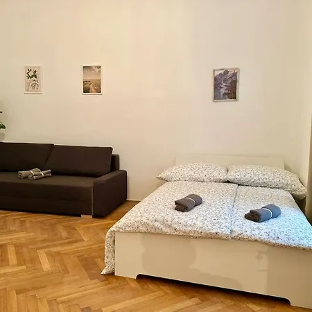 70 M2 Calm & Quiet With Free Parking Apartment