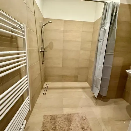 70 M2 Calm & Quiet With Free Parking *