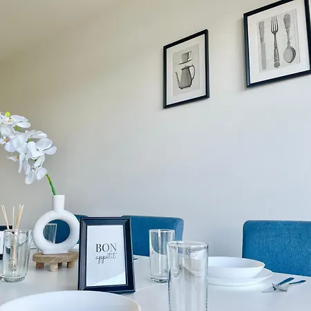 90 M2 Stylish 2 Bedroom With Balcony Apartment *