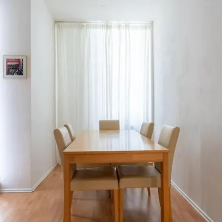 2 Bedroom Near Belvedere Appartement