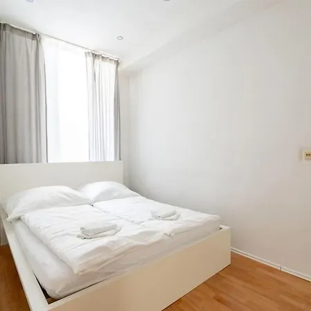 2 Bedroom Near Belvedere Appartement *