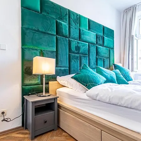 Convenient 3-br Shared Apt, 15 Min To Landstrasse Hub *