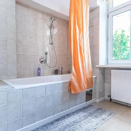 Convenient 3-br Shared Apt, 15 Min To Landstrasse Hub *