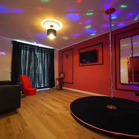 Shades Of Red Apartment *