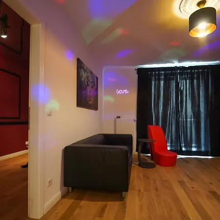 Shades Of Red Apartment *