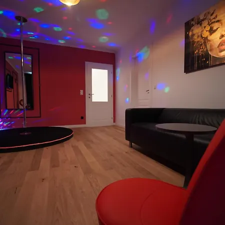Shades Of Red Apartment *