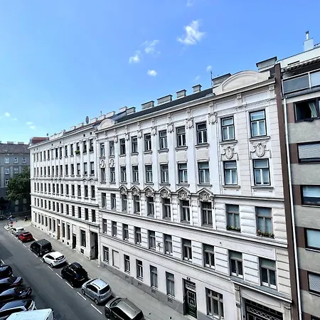 4youhomes - Cosy & In Station District Appartamento *