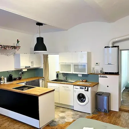 Spacious 2 Bedroom Loft With Courtyard - Centre