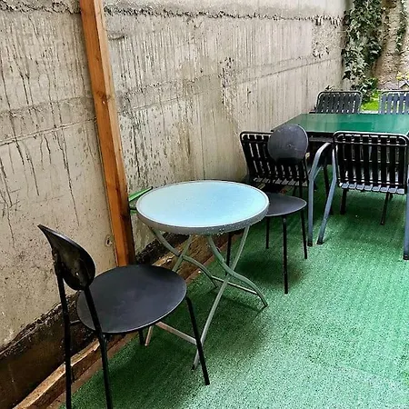 Spacious 2 Bedroom Loft With Courtyard - Centre Apartment *