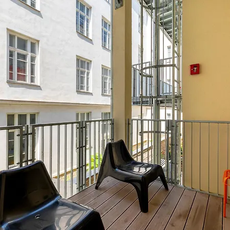 Numa Strauss Aparthotel 3*