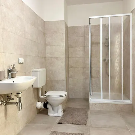 Hidden Garden - Spacious Modern - 1 Min To City Shuttle *