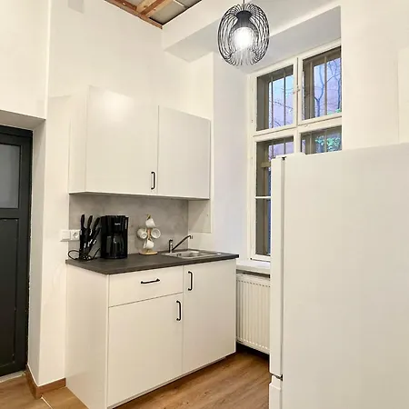 Hidden Garden - Spacious Modern - 1 Min To City Shuttle Apartment