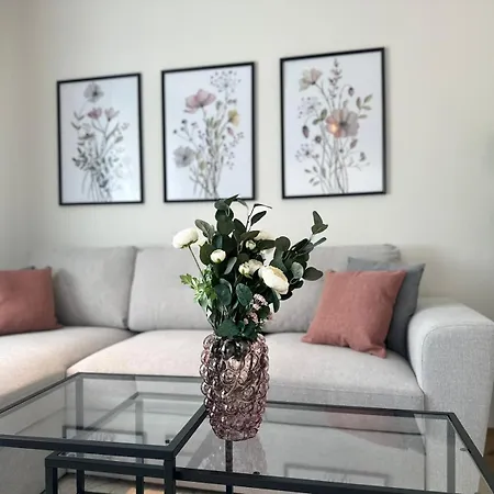 Apartment Free Parking I Balcony I 5 Min To Train Station