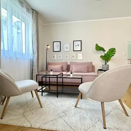 Apartment Free Parking I Balcony I 5 Min To Train Station