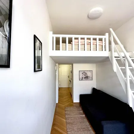 Stylish Central 2 Bedroom Apartment *