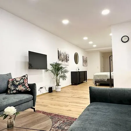 Stylish Central 2 Bedroom Apartment *