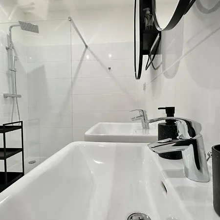 Stylish Central 2 Bedroom *