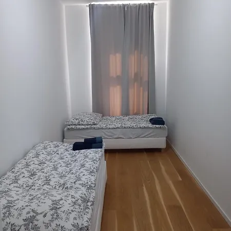 5 Beds 2 Bedrooms In Vienna's Heart Apartment *