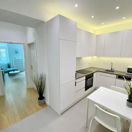 Beautiful In Hip Area With 3 Bed Apartment *