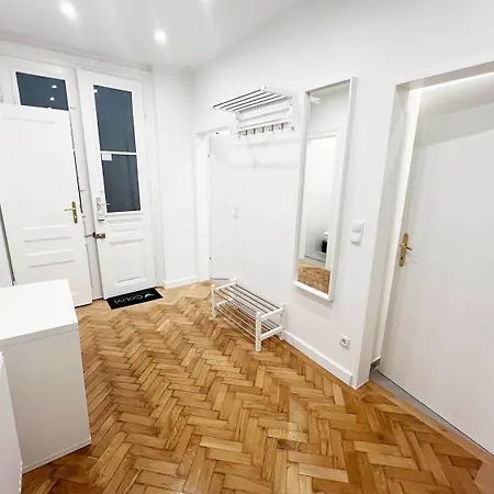 Beautiful In Hip Area With 3 Bed Apartment *