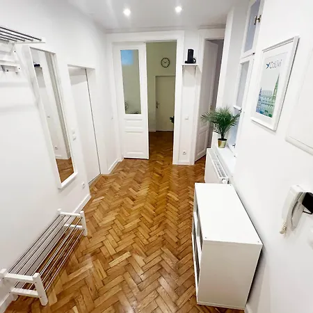 Beautiful In Hip Area With 3 Bed
