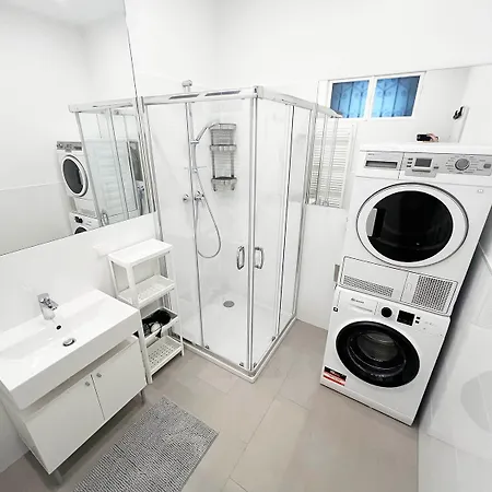 Beautiful In Hip Area With 3 Bed Apartment