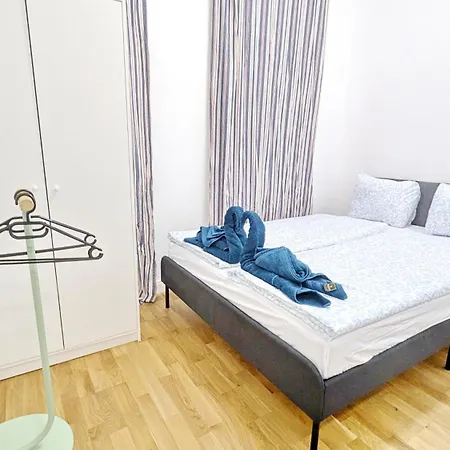Spacious In A Lively Area Apartmán *