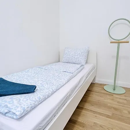 Spacious In A Lively Area Apartmán