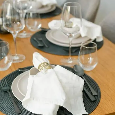 Homey 5 Min To Belvedere Апартаменты *
