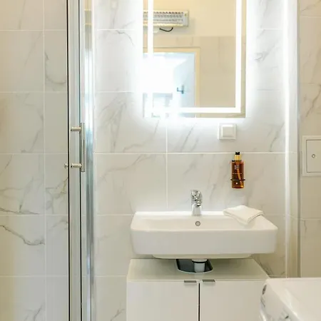 Homey 5 Min To Belvedere Апартаменты