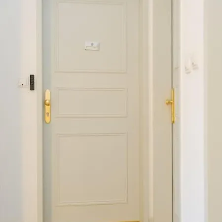 Апартаменты Homey 5 Min To Belvedere